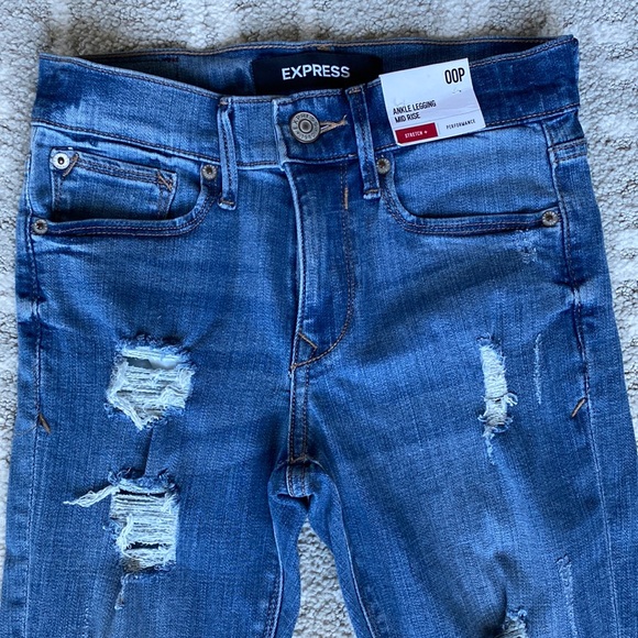 •EXPRESS• NWT Mid-Rise Distressed Cropped Ankle Jeans - Picture 4 of 13